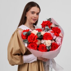 yarkij buket s krasnoj rozoj 4